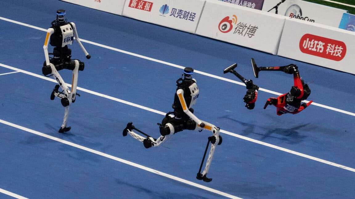 World humanoid robot games show runners breaking