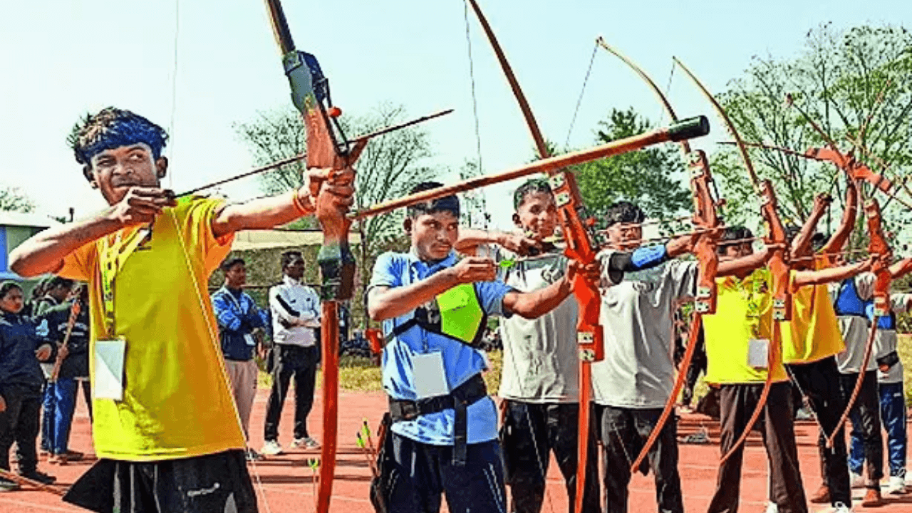 This Hidma&#x27;s bow &amp;amp; arrow shoots at straw targets