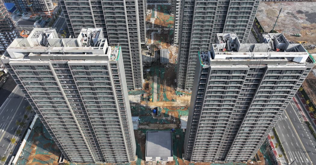 China Approaches First Investment Decline in 3 Decades