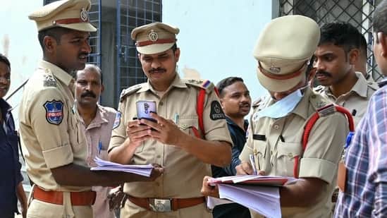 Caught driving drunk, autorickshaw threatens Hyderabad traffic police with dead snake| Video