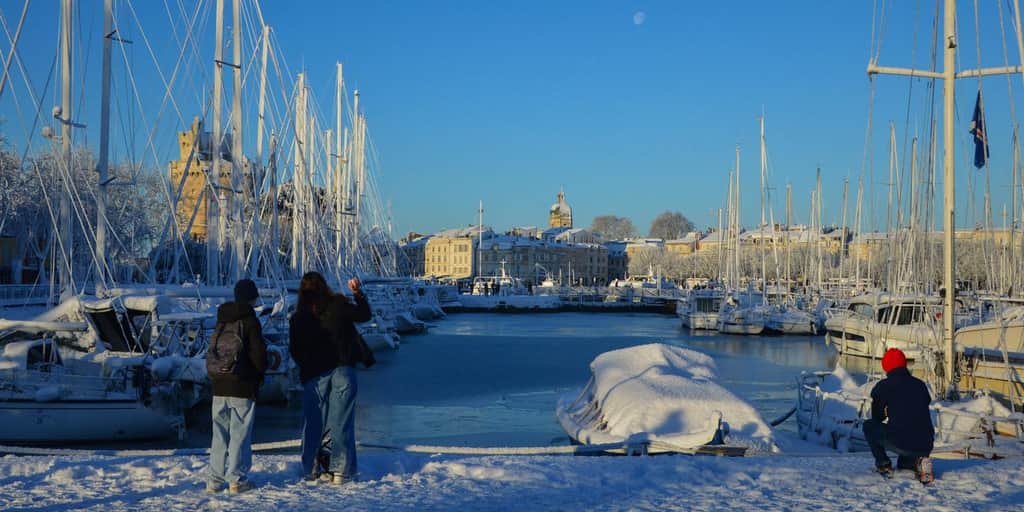 EN DIRECT, neige et verglas : les transports scolaires suspendus dans les 38 départements en vigilance orange ; le ministre des transports conseille d’éviter les déplacements en Ile-de-France