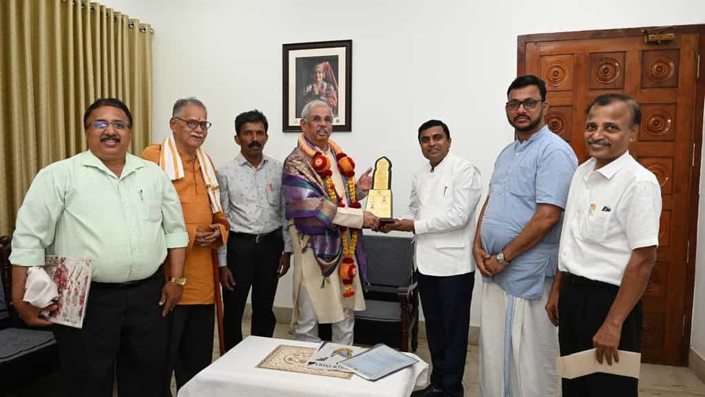 Karnataka urges Kerala Governor to reject Malayalam language Bill