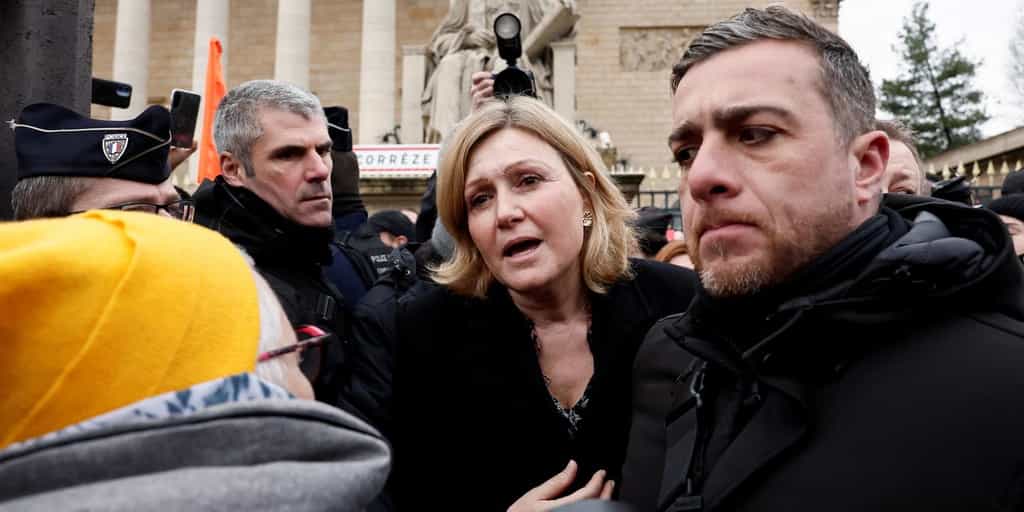 EN DIRECT, colère des agriculteurs : la présidente de l’Assemblée nationale, Yaël Braun-Pivet, chahutée à sa sortie du Palais-Bourbon