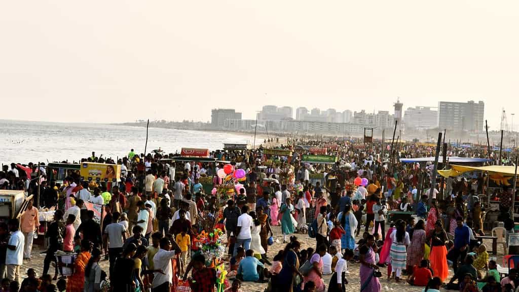Permit only 300 shops on Marina beach, orders Madras High Court