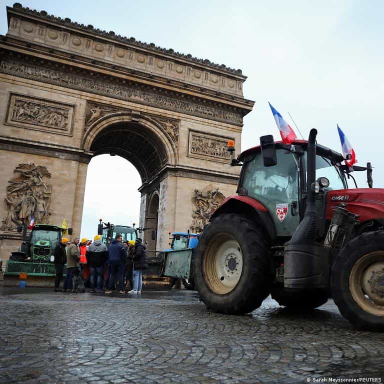 Mercosur deal: French farmers roll tractors into Paris
