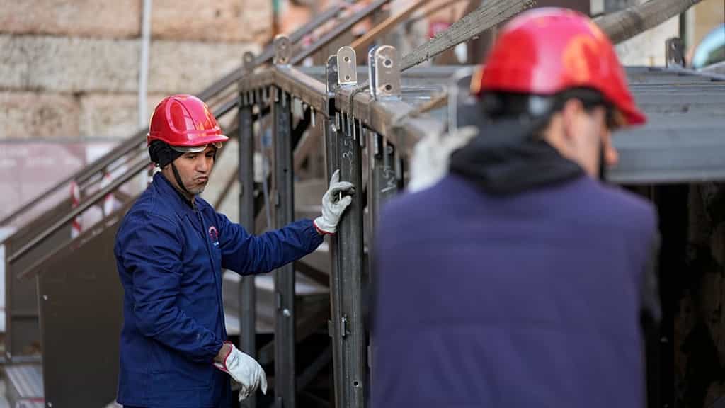 Italy sees peculiar drop in both unemployment and available jobs