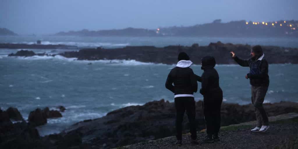 Tempête Goretti : fin de la vigilance rouge dans la Manche après des rafales à plus de 200 km/h, 380 000 foyers privés d’électricité dans le pays