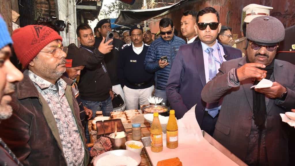 ‘Ekla Chalo Re’: Following ‘death’ threat, Bengal Governor Ananda Bose walks Kolkata streets without security