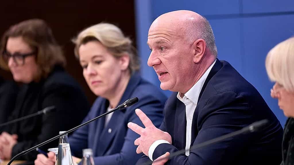 Berlin mayor under fire for playing tennis during blackout crisis