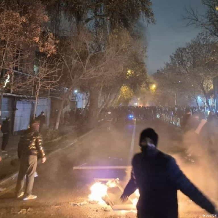 Iran: Exiled crown prince calls for protests to continue