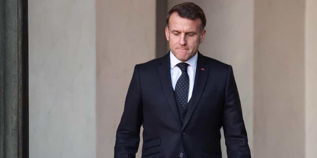 Emmanuel Macron sous le feu des critiques, sur le plan international comme national