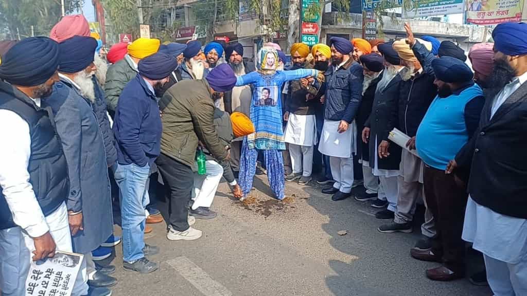 SAD stages protest in Mohali against AAP leader Atishi, warns of wider agitation