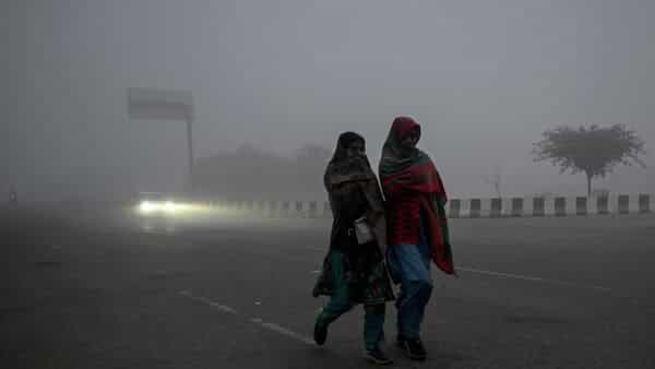Delhi, north India reel under cold wave; IMD issues rainfall alert for Chennai, other Tamil Nadu districts | Today News