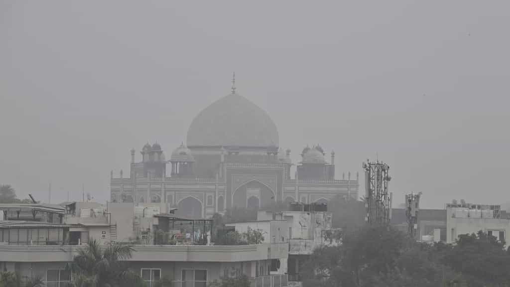 Delhi wakes up to chilly morning; AQI improves but smog persists
