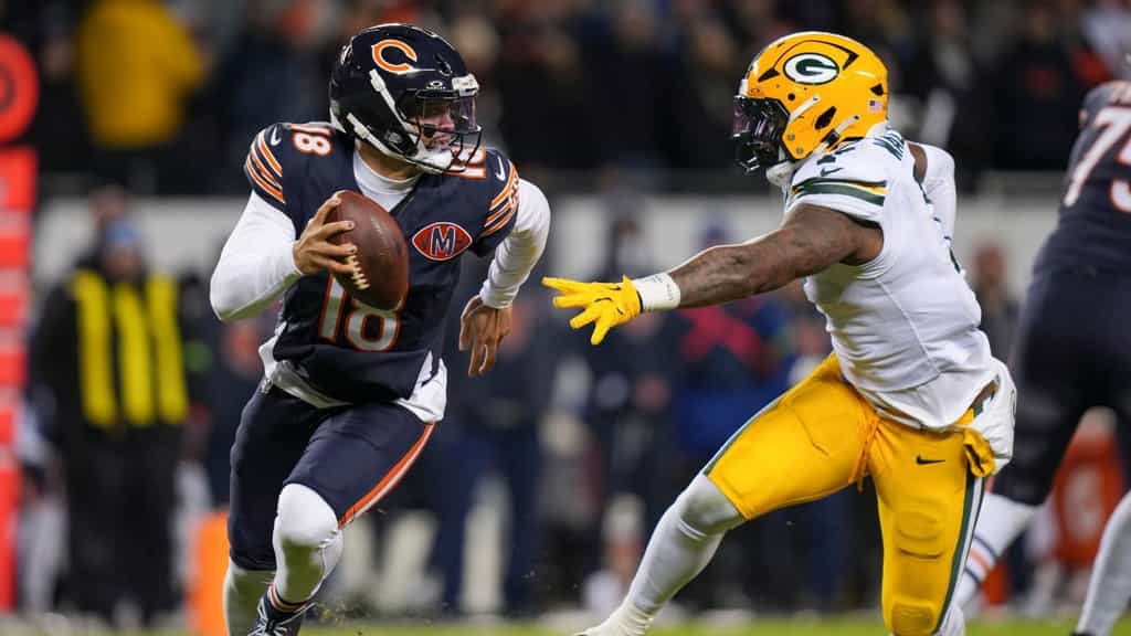 Caleb Williams, Bears stun Packers again with wild-card win - ESPN